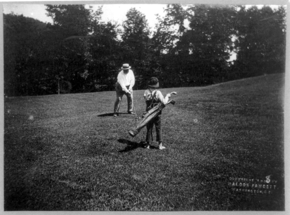 President W.H. Taft putting on the golf course LCCN2002722995