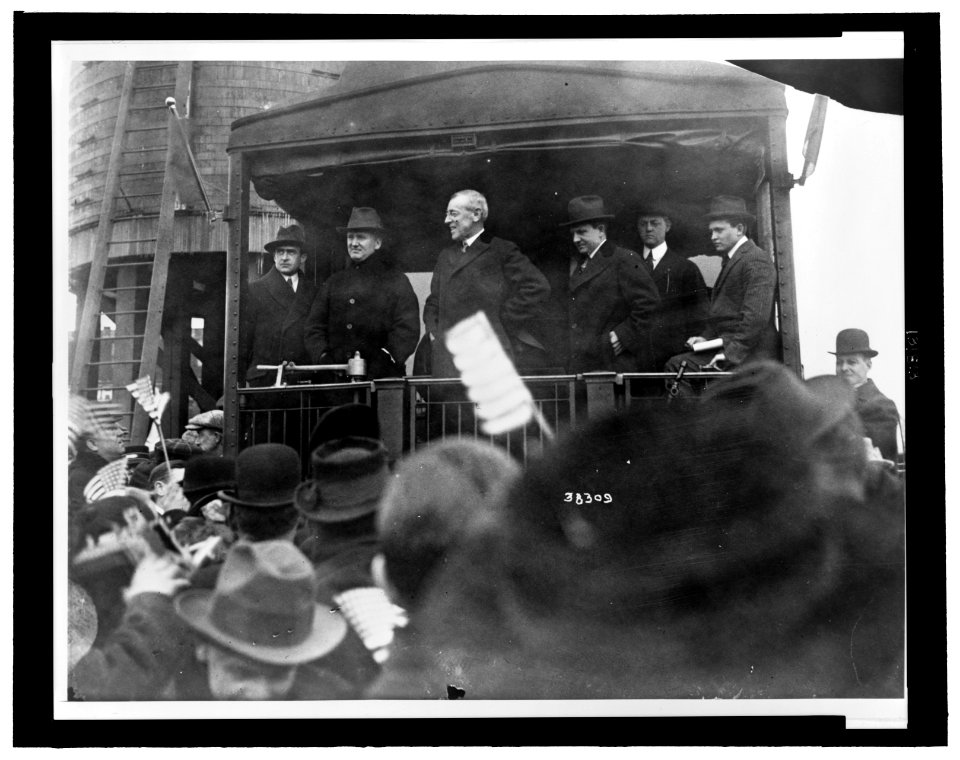 President Woodrow Wilson speaking to a crowd from the back of a train, January, 1916 LCCN2002719584