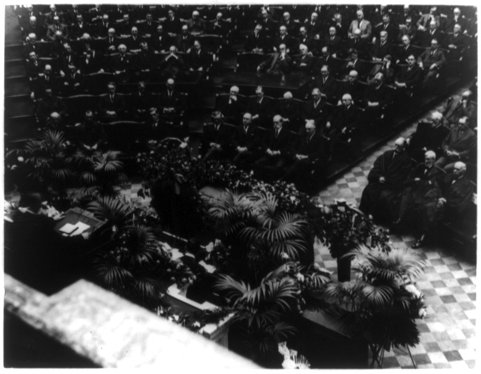 President Warren G. Harding, members of his cabinet, members of the Supreme Court, and other officials, at funeral of Congressman James R. Mann, in the U.S. House of Representatives, LCCN89706575