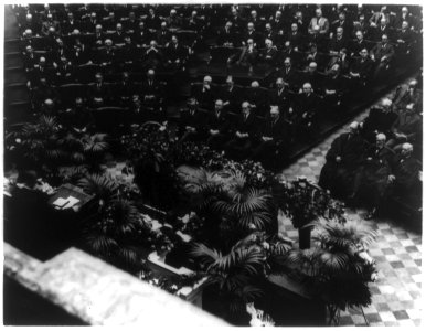 President Warren G. Harding, members of his cabinet, members of the Supreme Court, and other officials, at funeral of Congressman James R. Mann, in the U.S. House of Representatives, LCCN89706575