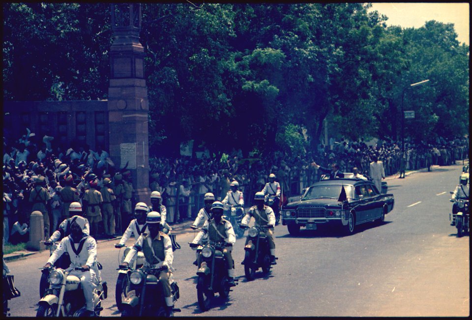Presidential motorcade in India - NARA - 194295