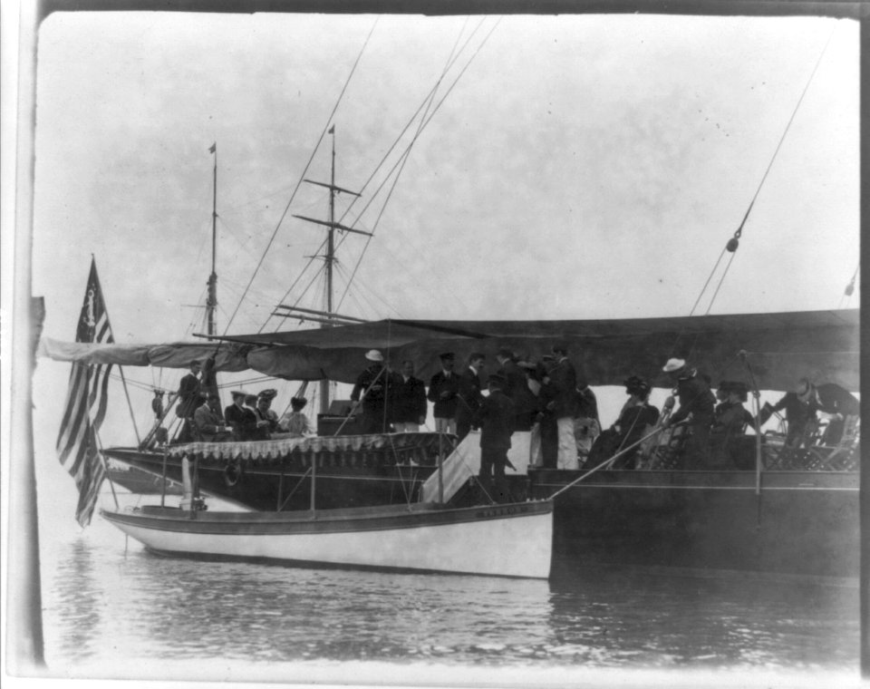Presidential yacht at Oyster Bay, L.I., 1905- guests boarding from launch LCCN2007682447