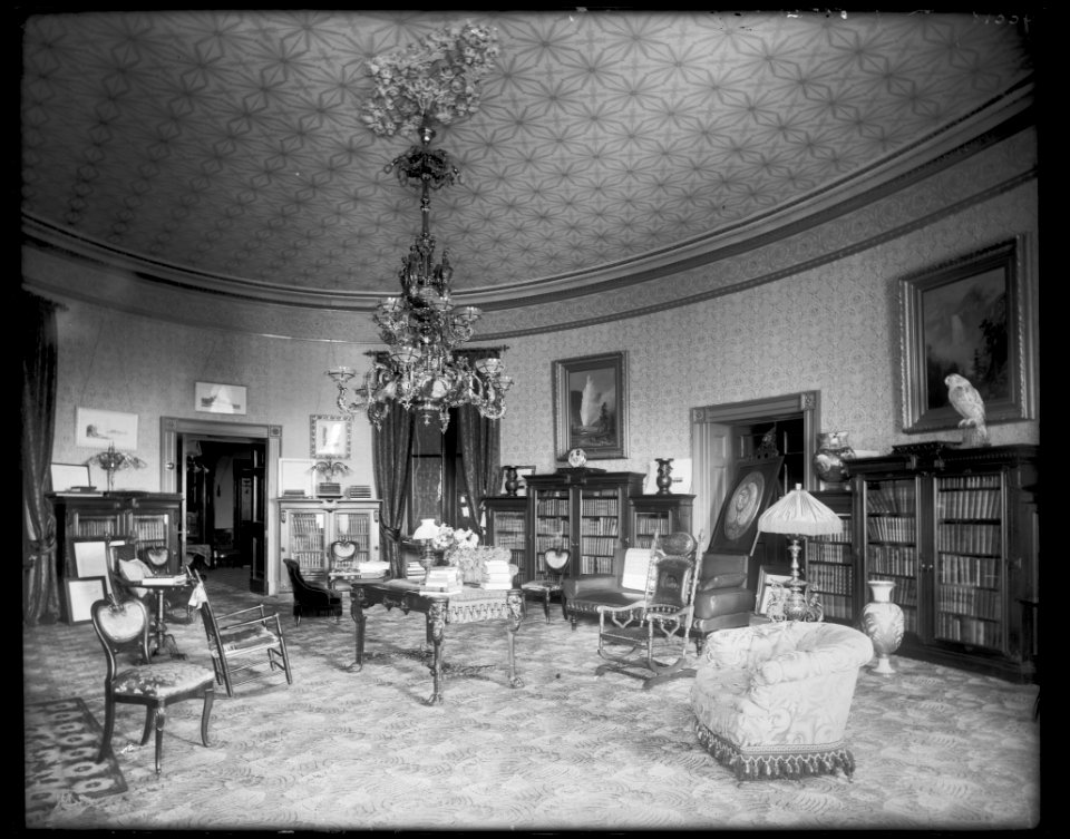 Presidential library as living room, White House, Washington, D.C. LCCN2017645687