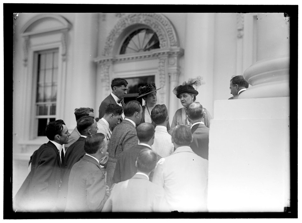 PRESS CORRESPONDENTS WITH LILLIAN WALD AND JANE ADDAMS LCCN2016867091