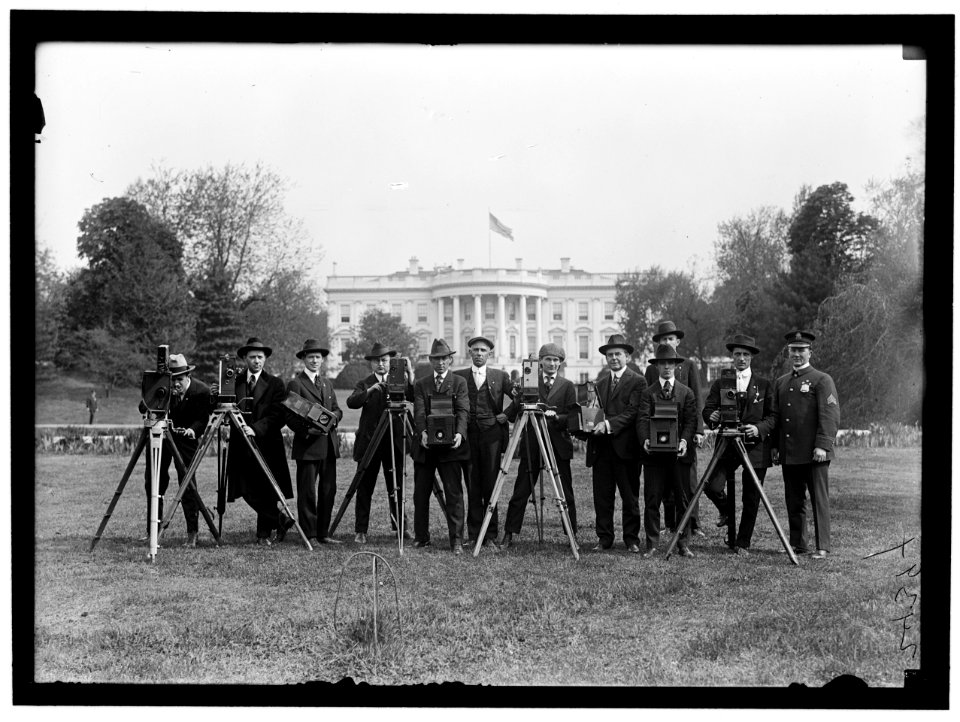 PRESS CORRESPONDENTS. PHOTOGRAPHER ON WHITE HOUSE LAWN LCCN2016869130