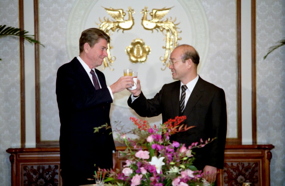President Ronald Reagan toasts with President Chun Doo Hwan