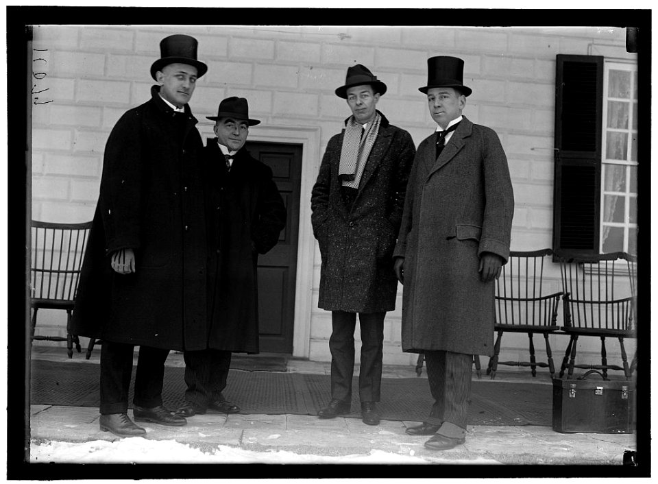 PRESS CORRESPONDENTS AT MOUNT VERNON. SERBIAN MISSIONS. PHIL PATCHEN AT RIGHT LCCN2016868802