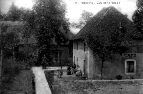 Pressins, café Bertholet, 1912, p169 de L'Isère les 533 communes