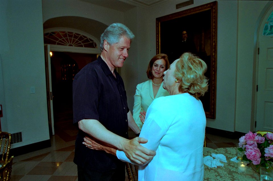 President William Jefferson Clinton at a movie screening outside the Family Theatre of the White House (04)