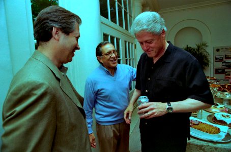 President William Jefferson Clinton at a movie screening outside the Family Theatre of the White House (24)