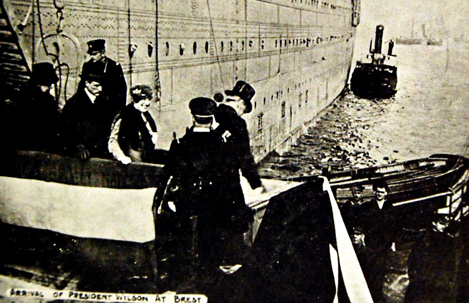 President Woodrow Wilson departing USS George Washington (ID-3018) at Brest, France (30091927581)