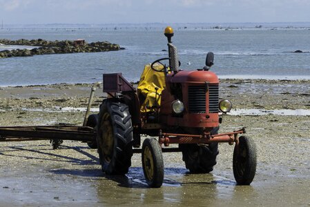 Tractor tide-low noirmoutier