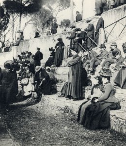Primoli, Giuseppe - Frauen und Priester in der Sonne auf der Piazza di Siena (Zeno Fotografie)