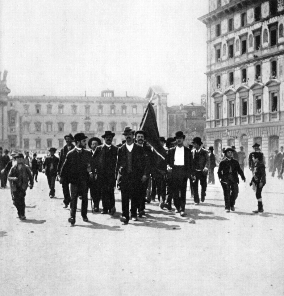 Primoli, Giuseppe - Vertreter des Volkes mit roter Fahne marschieren zum 1. Mai (Zeno Fotografie)