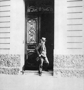 Primoli, Giuseppe - Edmond de Goncourt vor der Türe seines Hauses (Zeno Fotografie)