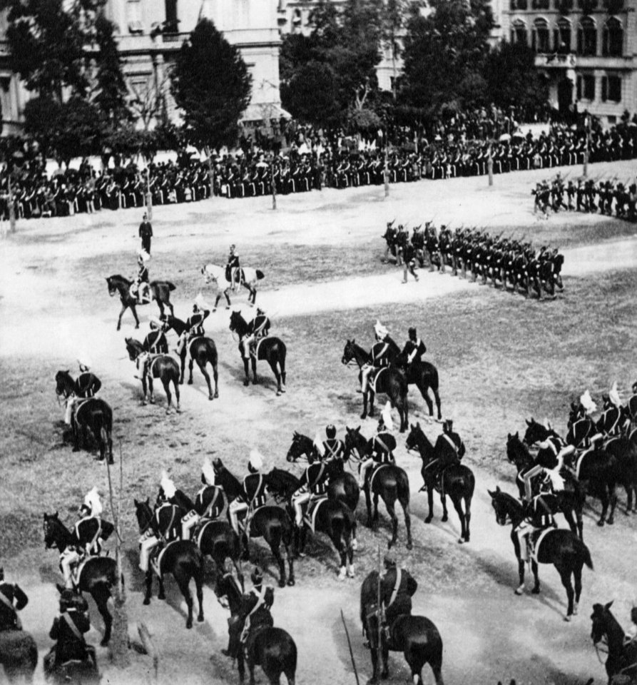 Primoli, Giuseppe - Militärparade in der Piazza dell'Indipendenza anlässlich der Hochzeit des Prinzen von Napoli (1) (Zeno Fotografie)