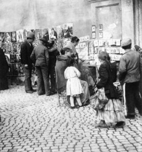 Primoli, Giuseppe - Straßenverkäufer von Heiligenbildern (Zeno Fotografie)