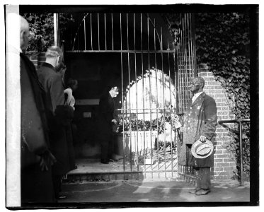 Prince of Wales in tomb of Washington LCCN2016827221