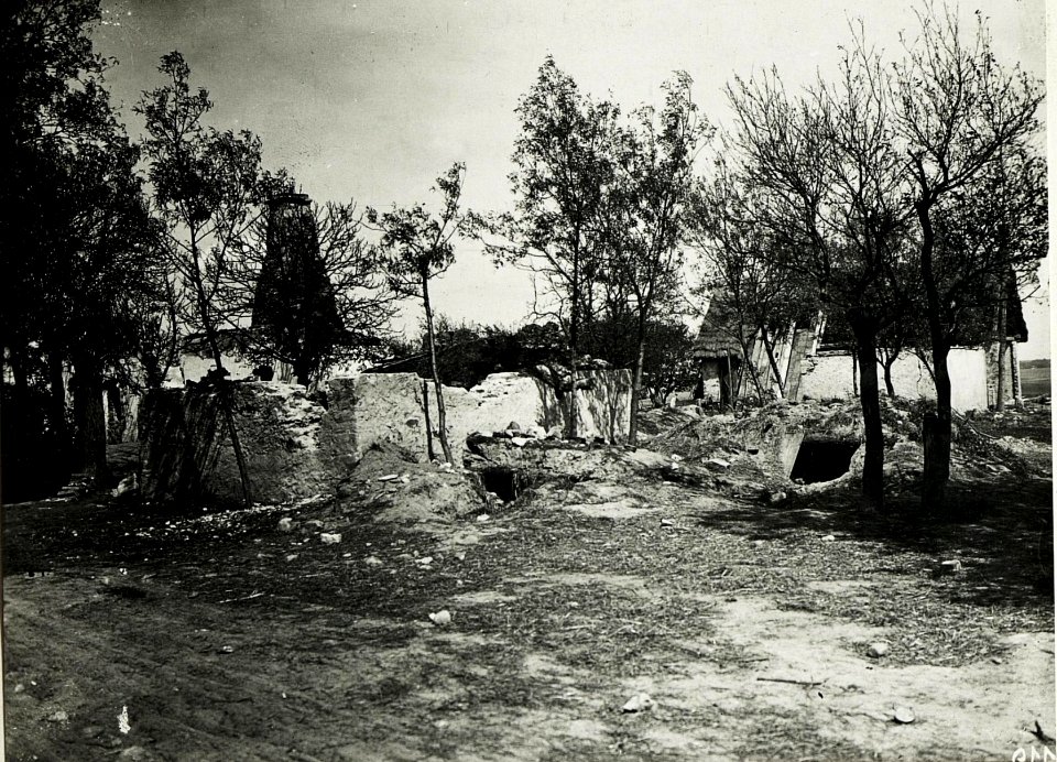 Primitive russische Unterstände im Orte Sienno. (BildID 15589944)