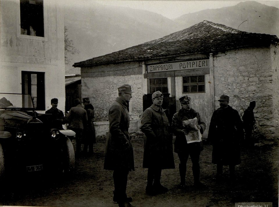 Primolano. Generaloberst Graf Scheuchenstuel, Generalmajor v.Soos. Major Switelski und Oberleutnant Dreher beim Vormarsch im Suganatal. (BildID 15635360)