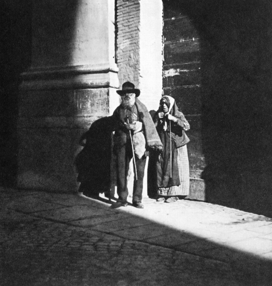 Primoli, Giuseppe - Bettlerpärchen vor einer Kirche (Zeno Fotografie)