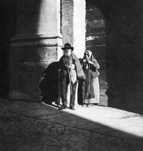 Primoli, Giuseppe - Bettlerpärchen vor einer Kirche (Zeno Fotografie)