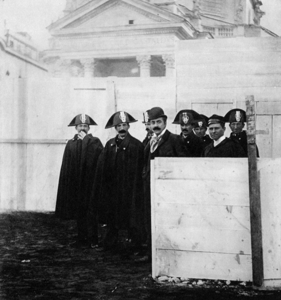 Primoli, Giuseppe - Ein Beauftragter für öffentliche Sicherheit mit Polizeioffizieren (Zeno Fotografie)