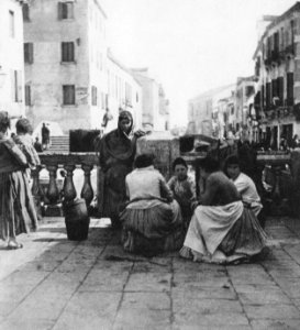 Primoli, Giuseppe - Frauen auf der Sant' Anna Brücke (Zeno Fotografie)