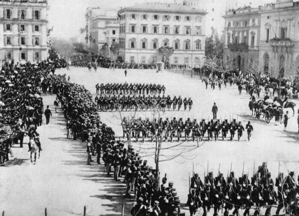 Primoli, Giuseppe - Militärparade in der Piazza dell'Indipendenza anlässlich der Hochzeit des Prinzen von Napoli (2) (Zeno Fotografie)