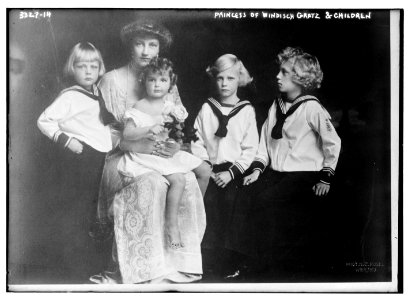 Princess of Windisch Gratz & children LCCN2014703654