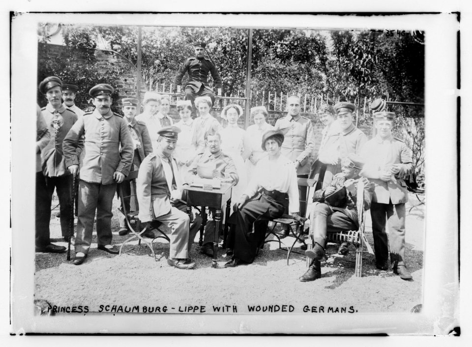 Princess Schaumburg-Lippe (Kaiser's sister) with wounded Germans LCCN2014699405