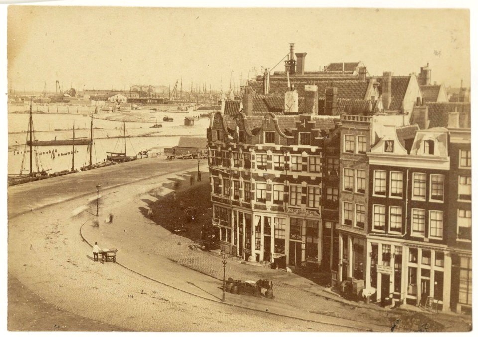Prins Hendrikkade 1-9 tegenover het Singel Gezien naar aanleg van het Stationsplein tbv het Centraal Station Kabinetfoto