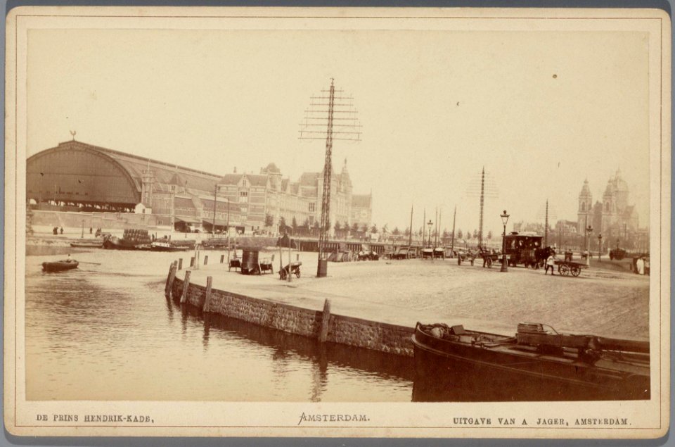 Prins Hendrikkade en Open Havenfront gezien in oostelijke richting, met links het Centraal Station Rechts op de achtergrond 010005001625 photo