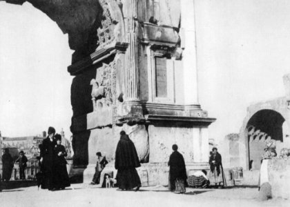 Primoli, Giuseppe - Bischof und Priester unter dem Titobogen (Zeno Fotografie)