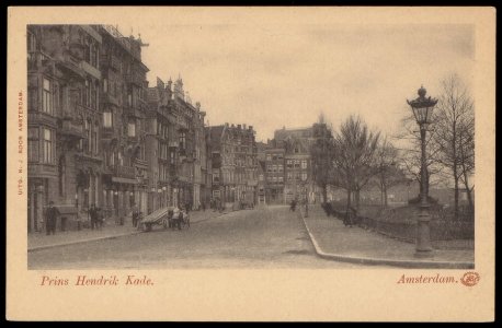 Prins Hendrikkade met rechts het Prins Hendrikplantsoen. Op de achtergrond de Martelaarsgracht. Uitgave van N.J. Boon, Amsterdam, Afb PBKD00196000011 photo