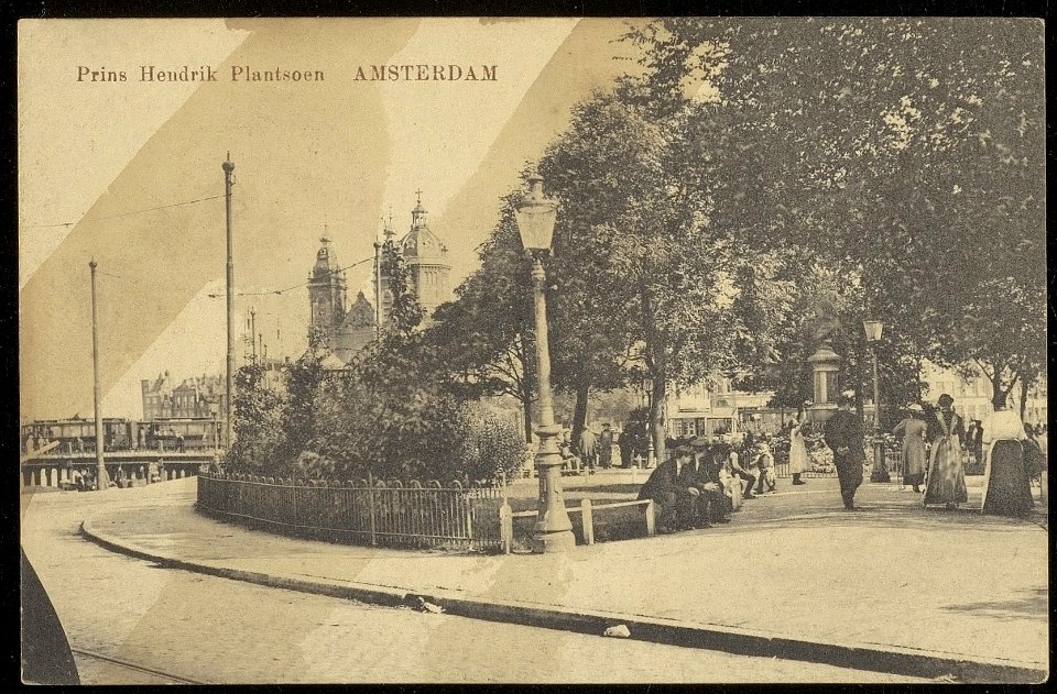 Prins Hendrikplantsoen met op de achtergrond de Sint Nicolaaskerk, Prins Hendrikkade 77, Afb ANWU01749000008