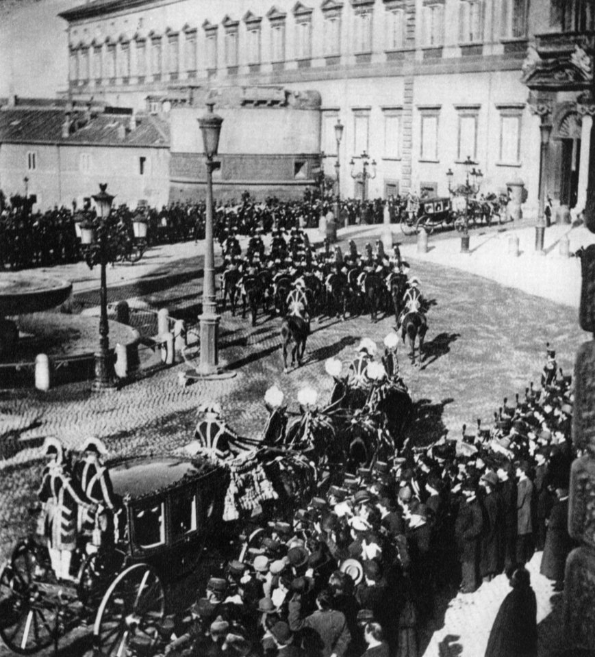 Primoli, Giuseppe - Die königliche Kolonne mit den Kutschen von Umberto I. und Keiser Guglielmo II. (Zeno Fotografie)