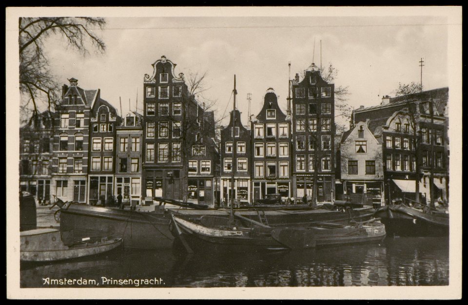 Prinsengracht 12 en 14 en in het midden de Noordermarkt 1-13 met tussen nr. 1 en 4 de Blauwe Kramersgang. Vigevano, Amsterdam, Afb PBKD00111000009