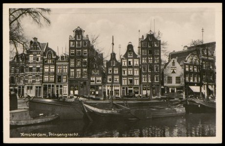 Prinsengracht 12 en 14 en in het midden de Noordermarkt 1-13 met tussen nr. 1 en 4 de Blauwe Kramersgang. Vigevano, Amsterdam, Afb PBKD00111000009