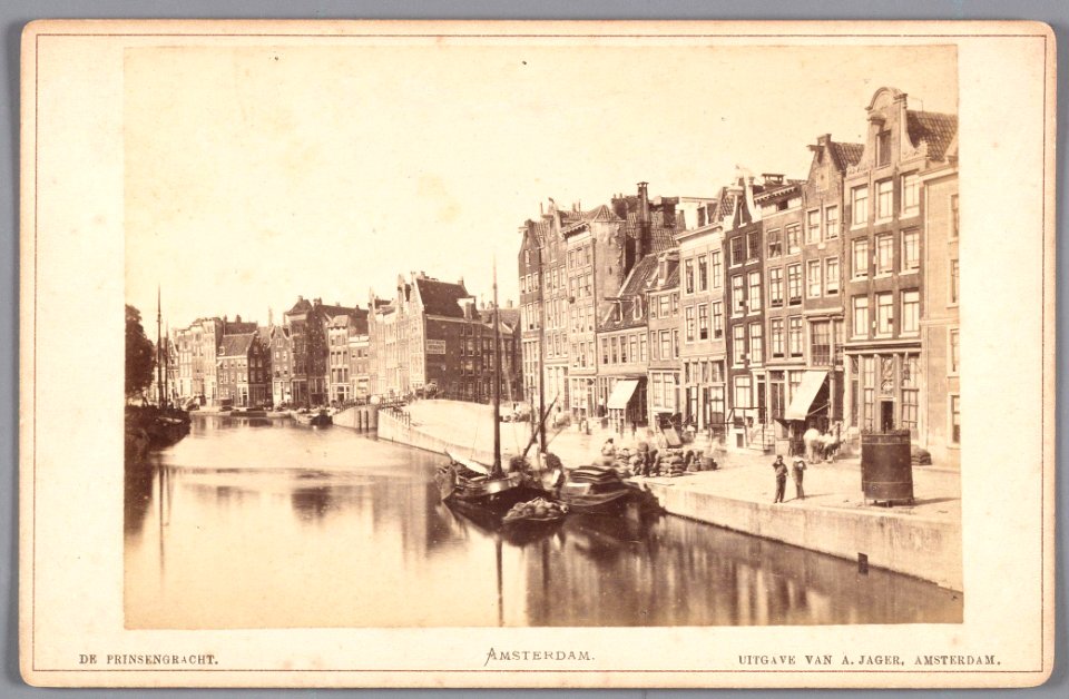 Prinsengracht gezien in zuidelijke richting vanaf de brug naar de Nieuwe Leliestraat In het midden de ingang van de B 010005000693