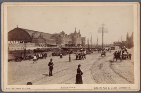 Prins Hendrikkade en Open Havenfront gezien in oostelijke richting Links het Centraal Station 010005000557 photo