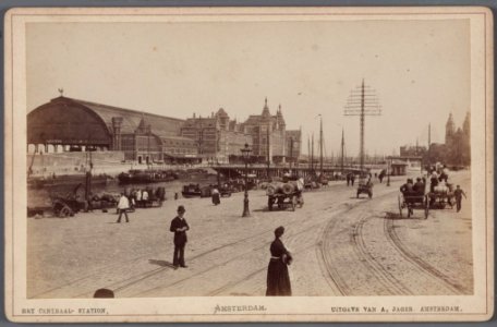 Prins Hendrikkade en Open Havenfront gezien in oostelijke richting Links het Centraal Station 010005000557