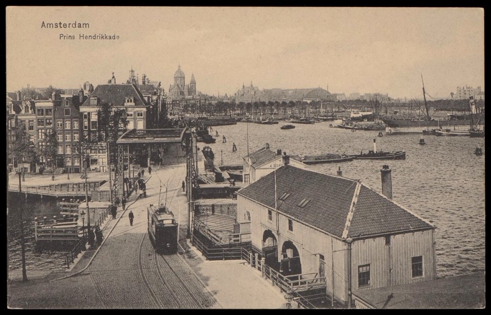Prins Hendrikkade met de brug tussen de Oude Schans en het Oosterdok.Links de Kalkmarkt met op de achtergrond de Sint Nicolaaskerk en het Centraal Station, Afb PBKD00196000010