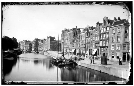 Prinsengracht 130-150 (vrnl) gezien in zuidelijke richting vanaf de Leliesluis (Brug 61) B00000031403