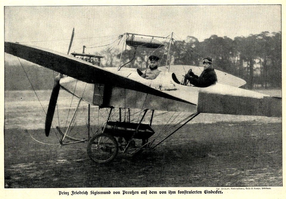 Prinz Friedrich Sigismund von Preußen auf dem von ihm konstruierten Eindecker, 1913