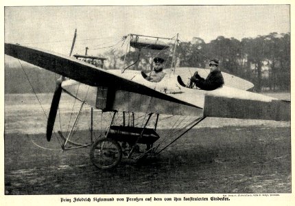 Prinz Friedrich Sigismund von Preußen auf dem von ihm konstruierten Eindecker, 1913