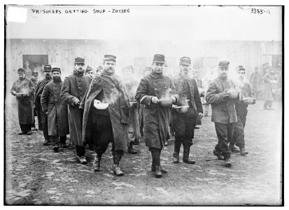 Prisoners getting soup, Zossen LCCN2014698484