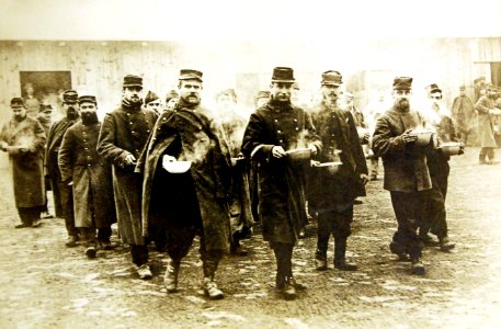 Prisoners of war getting Soup, April 22, 1915, WWI (29845783626) photo