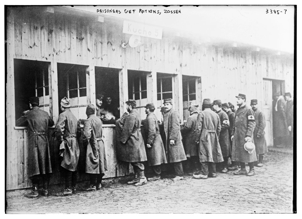 Prisoners get rations, Zossen LCCN2014698480