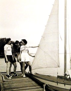 Privates go for a sail, Marine Corps Women’s Reserve, Camp Lejeune, North Carolina, 1943 (25827137904)